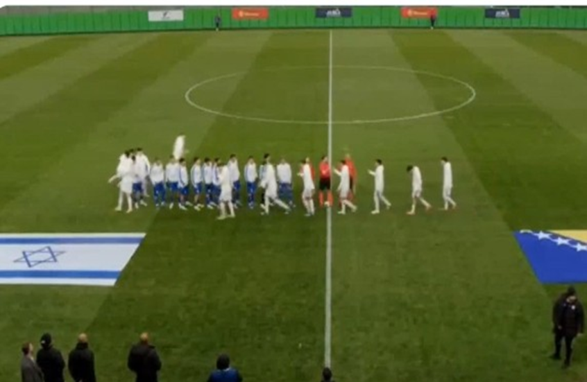 لاعبو منتخب البوسنة يتجاهلون مصافحة لاعبي إسرائيل