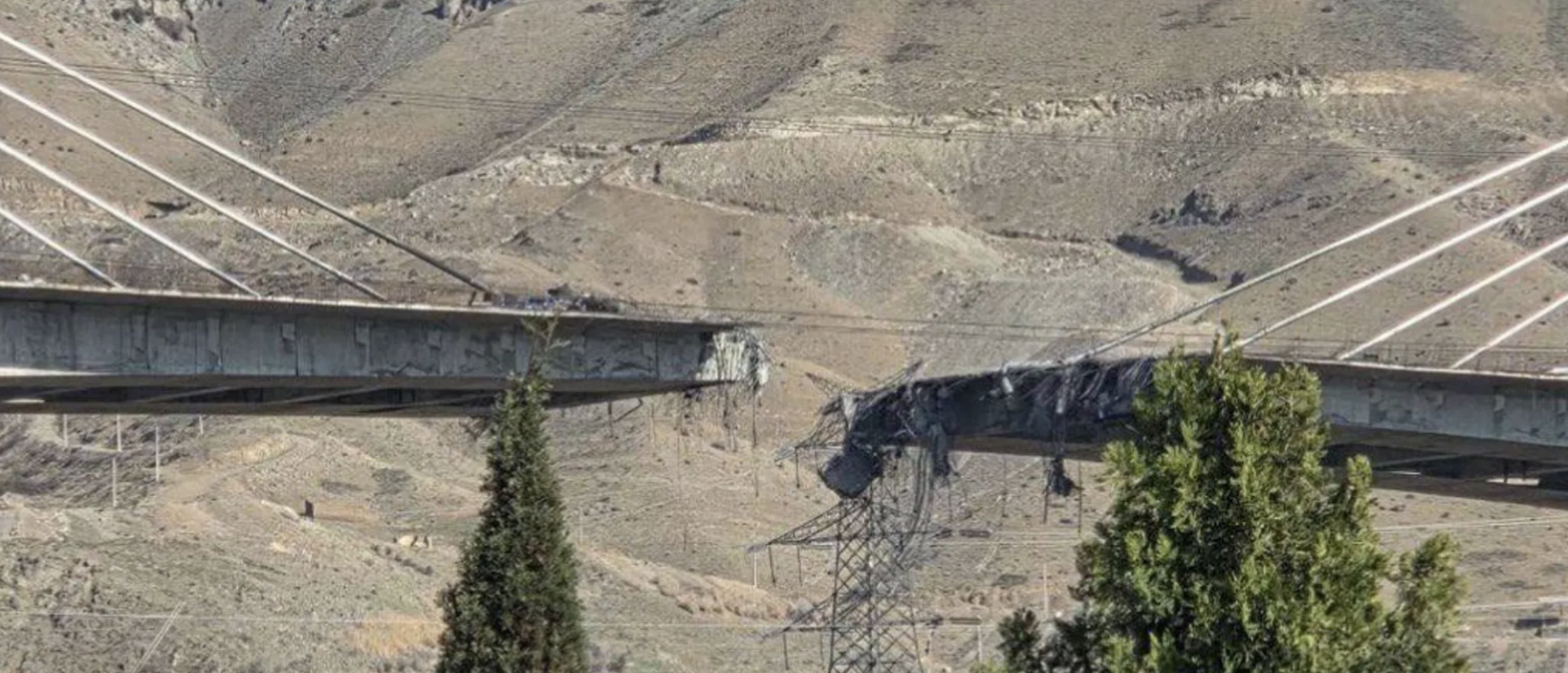 "أبرموا اتفاقا".. ترامب ينشر فيديو لتدمير أكبر جسر في إيران