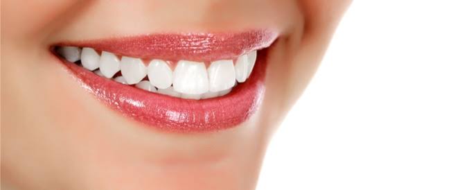 ابتسامة هوليوود.. جمال دائم أم مخاطر خفية؟