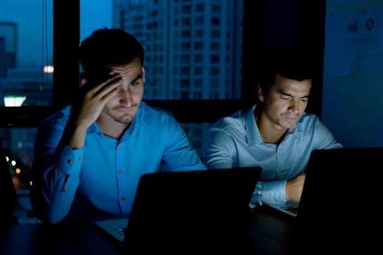 كل 5 سنوات من العمل الليلي تسرق عاماً من عمرك