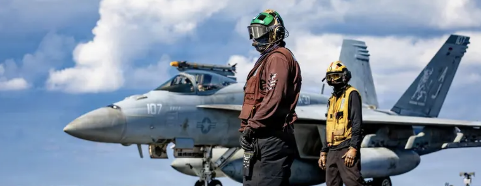 حاملة الطائرات "فورد" إلى حرب إيران.. وقوات المارينز تحاكي هجوما برمائيا