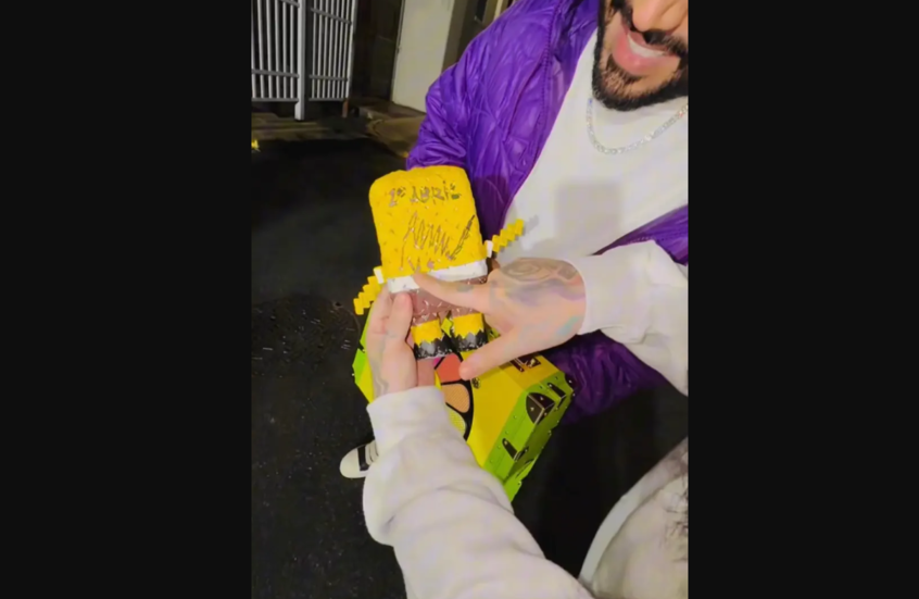 تيكاشي 6ix9ine يحتفل بخروجه من السجن بدمية وقّعها مادورو