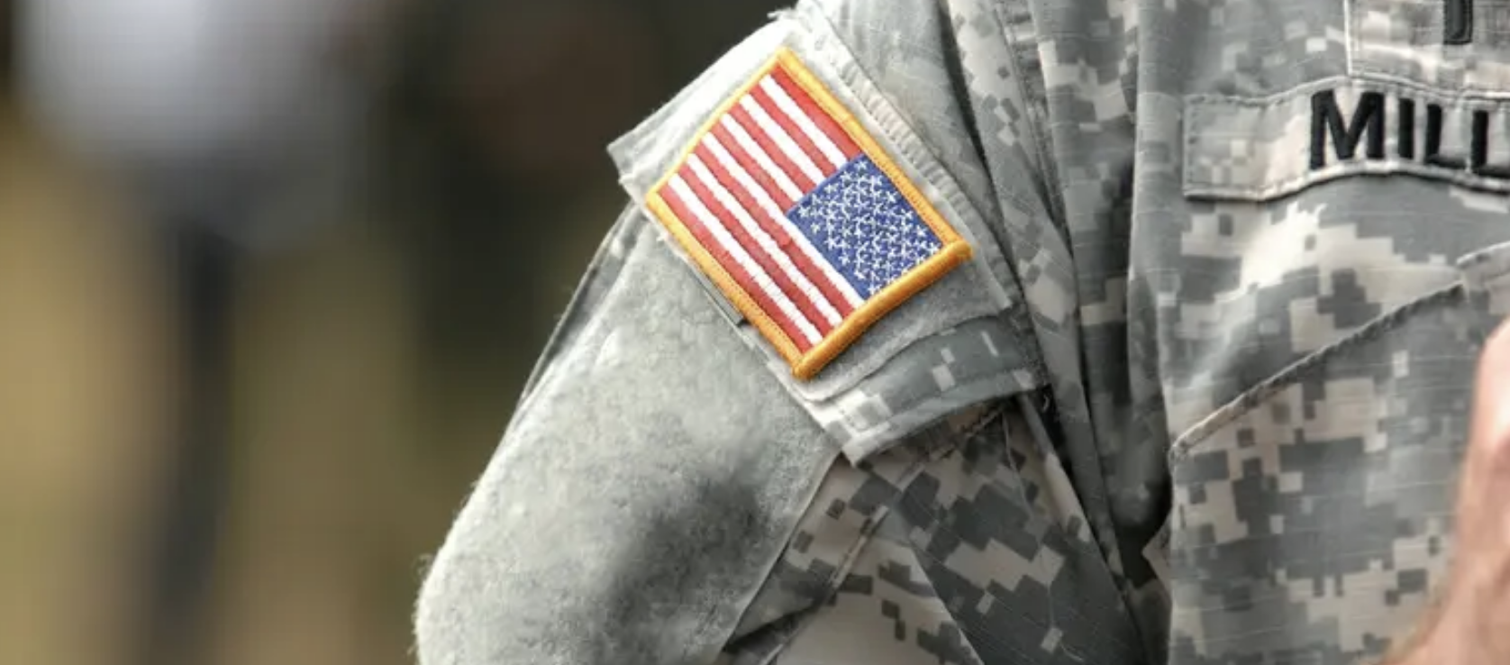 "الاختباء والبحث عن الماء".. فرص نجاة الطيار بعد إسقاط طائرته وهبوطه بالمظلة