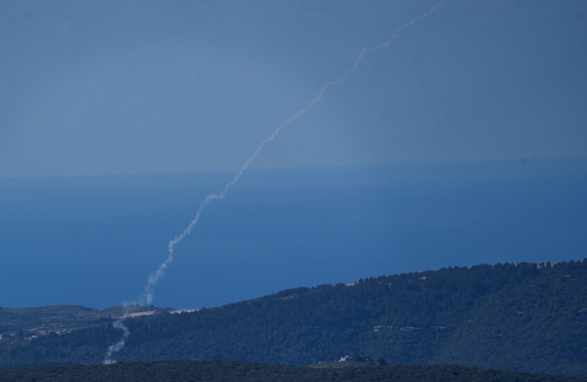غارات إسرائيلية وهجمات صاروخية لحزب الله في جنوب لبنان