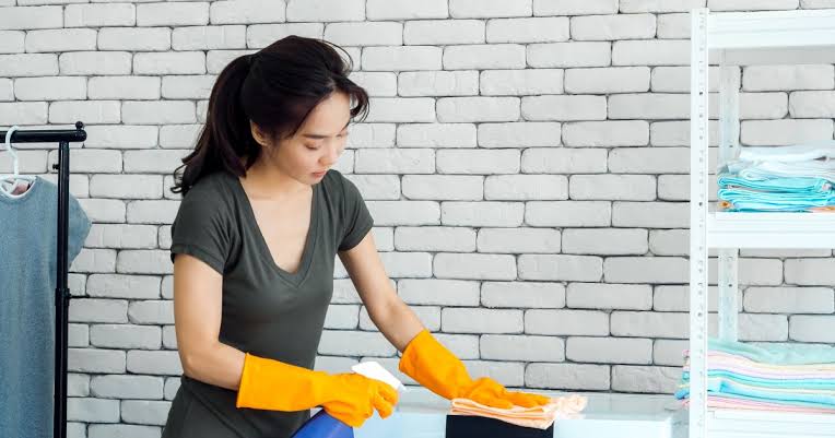 دراسة.. بخاخات التنظيف خطر على الرئتين