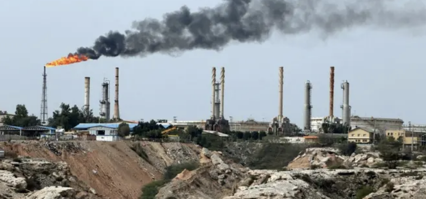 بعد رصد طائرة استطلاعية أميركية قربها.. جزيرة خارك الإيرانية تحت النار