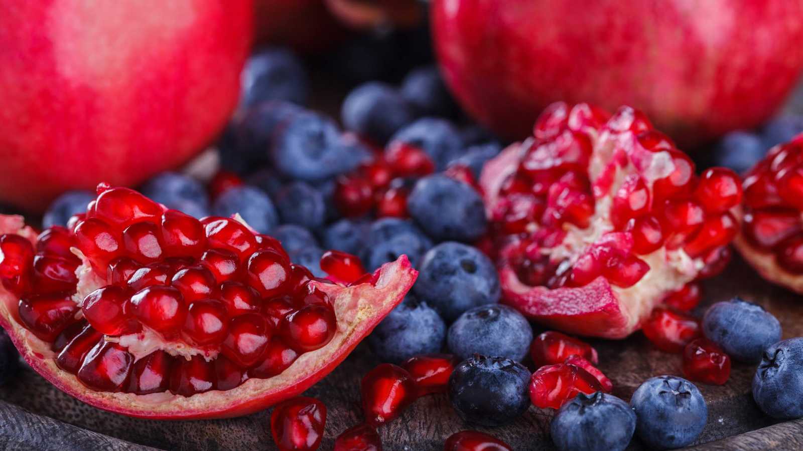 الرمان والتوت الأزرق.. أيهما الأفضل لصحة القلب؟