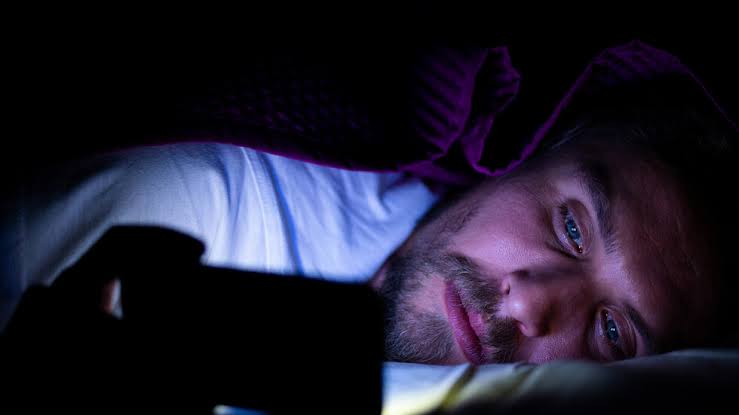 الضوء الأزرق ليس العدو الأكبر للنوم