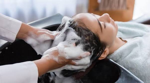 ما العلاقة بين غسل الشعر والشيب أو الصلع؟