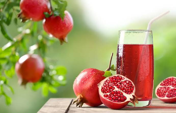 ماذا يحدث لجسمك عند تناول عصير الرمان بانتظام؟