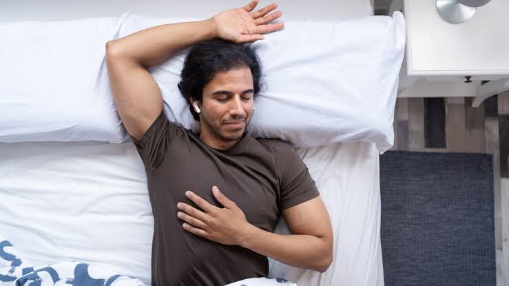 نصائح لتقليل المخاطر أثناء النوم بالسماعات