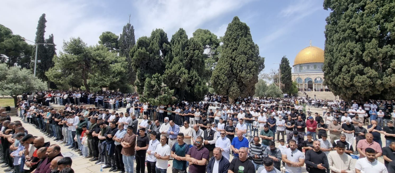 75 ألف يؤدون صلاة الجمعة في الأقصى