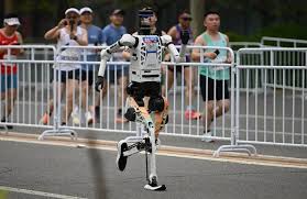 روبوت يفوز بنصف ماراثون بكين