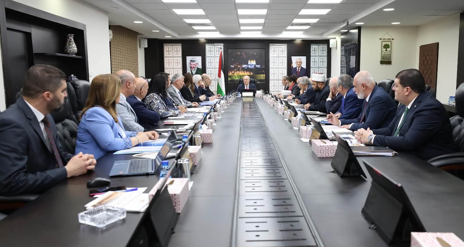 رئيس الوزراء يوجه بخصم رسوم ترخيص المركبات والرخص الشخصية للموظفين العموميين لعام 2026 من رصيد مستحقاتهم.