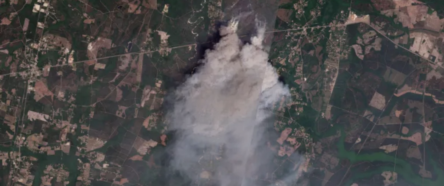 حرائق تدمر منازل وتلتهم مساحات بمقاطعة برانتلي الأمريكية