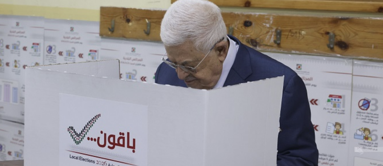 الرئيس يدلي بصوته في الانتخابات المحلية بمدينة البيرة