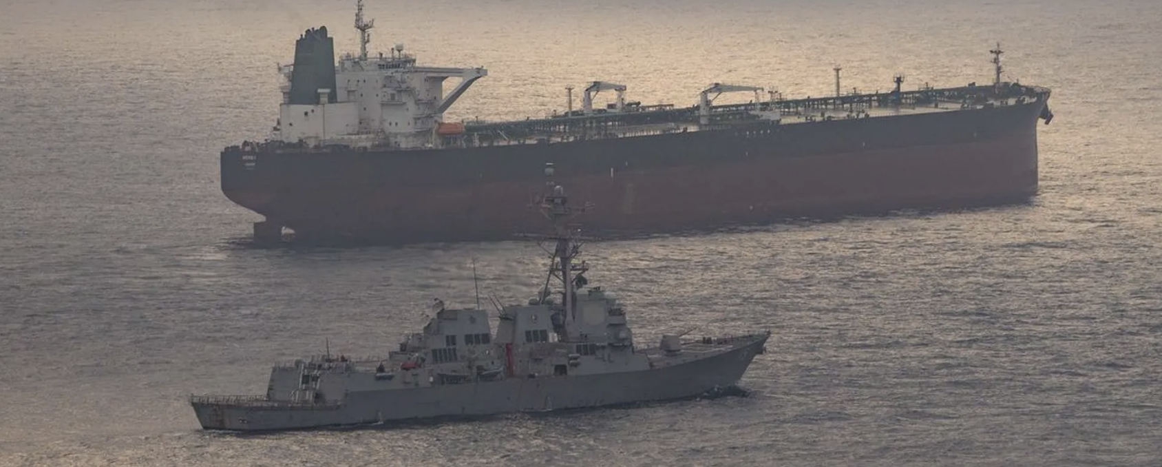 مدمرة أميركية في وجه سفينة إيرانية.. صورة تختصر "الحصار"