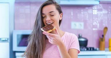 قلة النوم تزيد اشتهاء السكريات