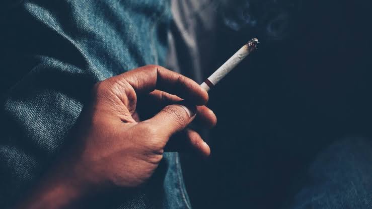 تشريع تاريخي ضد السجائر في بريطانيا