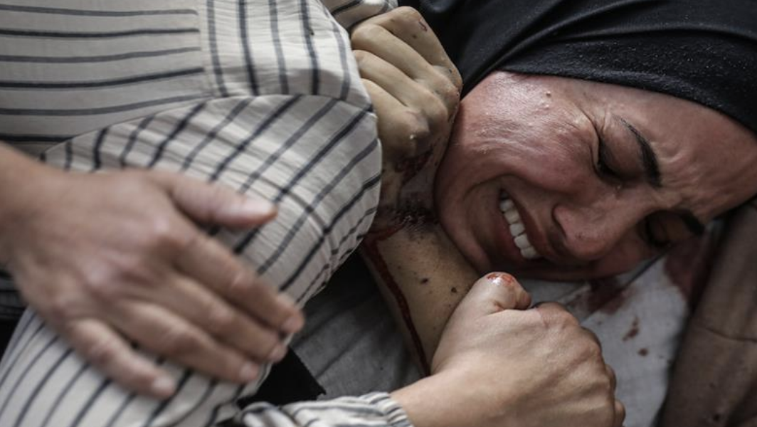 أربعة شهداء إثر استهداف طائرات الاحتلال مركبة في مدينة غزة