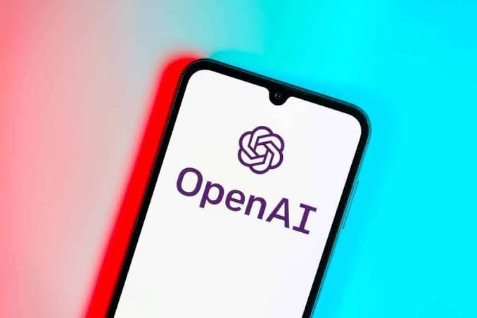 شركة OpenAI تدخل سباق الهواتف الذكية