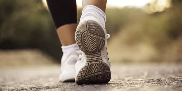 المشي بعد الطعام يحفّز الأمعاء