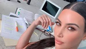 كيم كارداشيان تؤجل حلم المحاماة