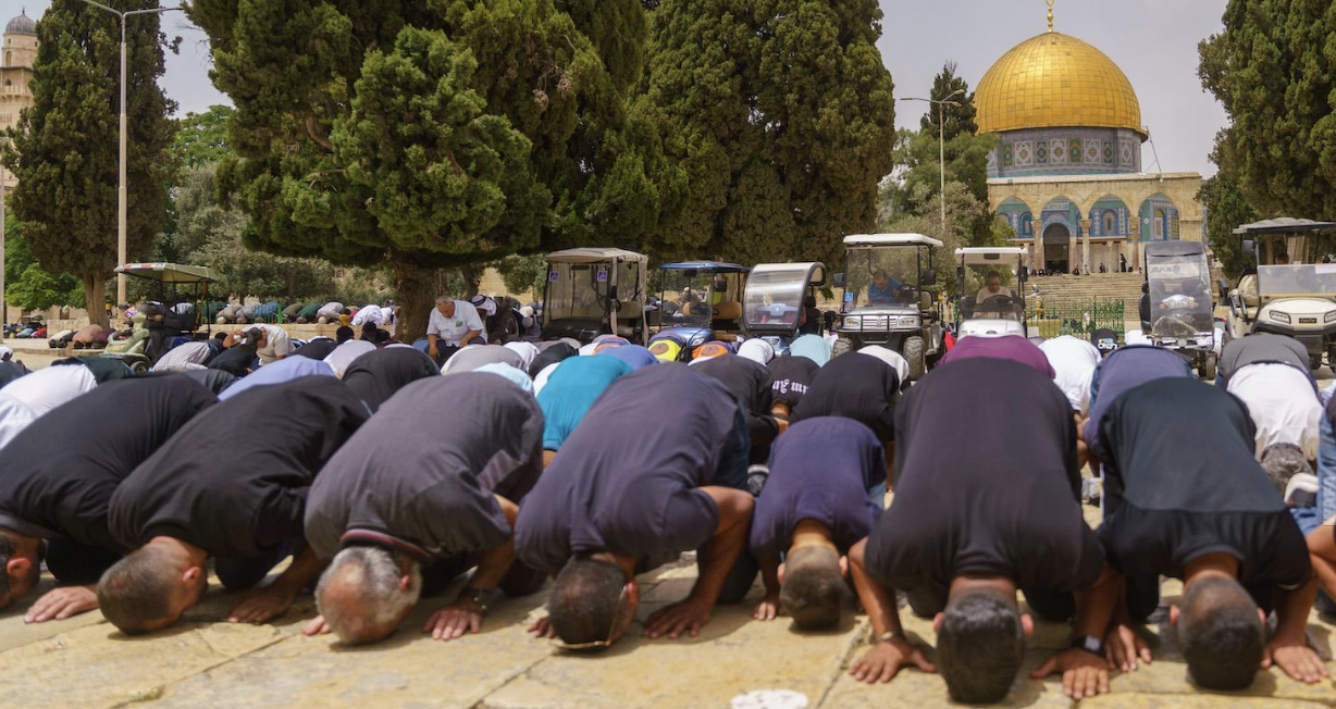 عشرات الآلاف يؤدون الجمعة في المسجد الأقصى