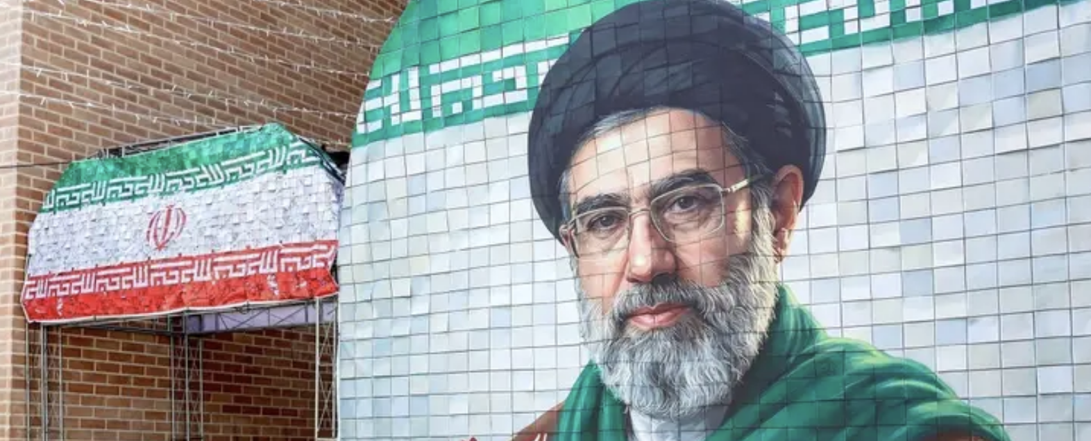 تفاصيل جديدة عن حياة مجتبى خامنئي المصاب.. ومن يتواصل معه