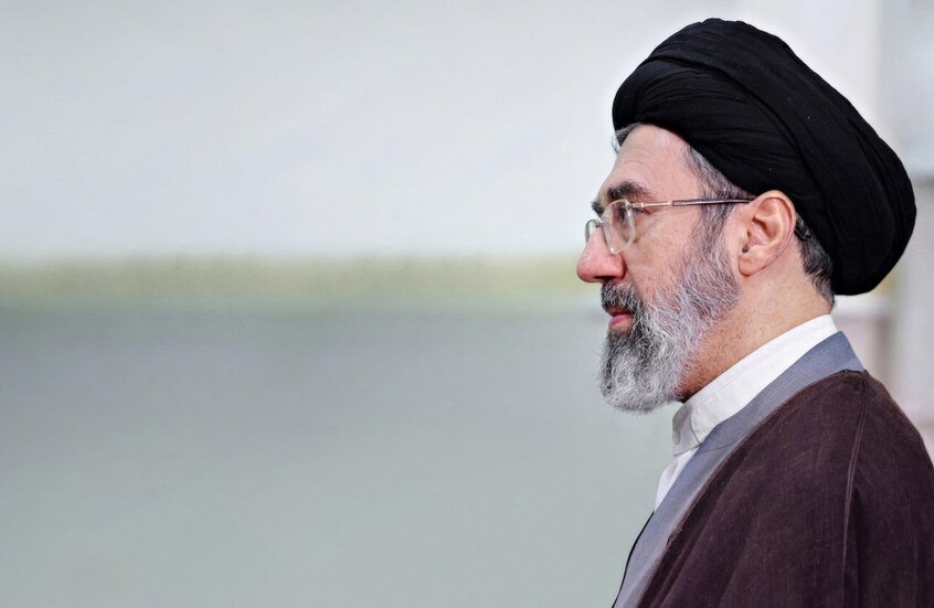 صحيفة "WSJ": قائد في الظل وصور بالذكاء الاصطناعي.. كيف يعرقل "اختفاء" مجتبى خامنئي إنهاء الحرب