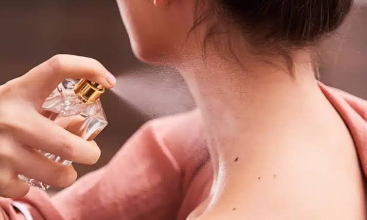 رشّ العطر على الرقبة.. عادة قد تضرّ بشرتك