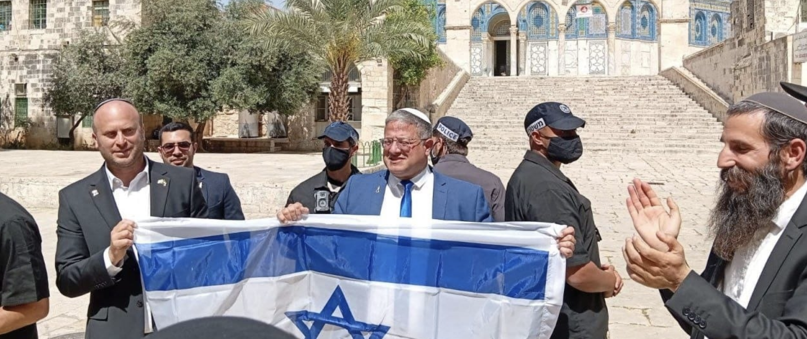 بن غفير يقتحم الأقصى ويرفع علم الاحتلال