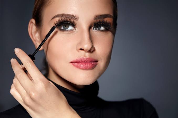 الطريقة الصحيحة لإزالة الماسكارا المقاومة للماء