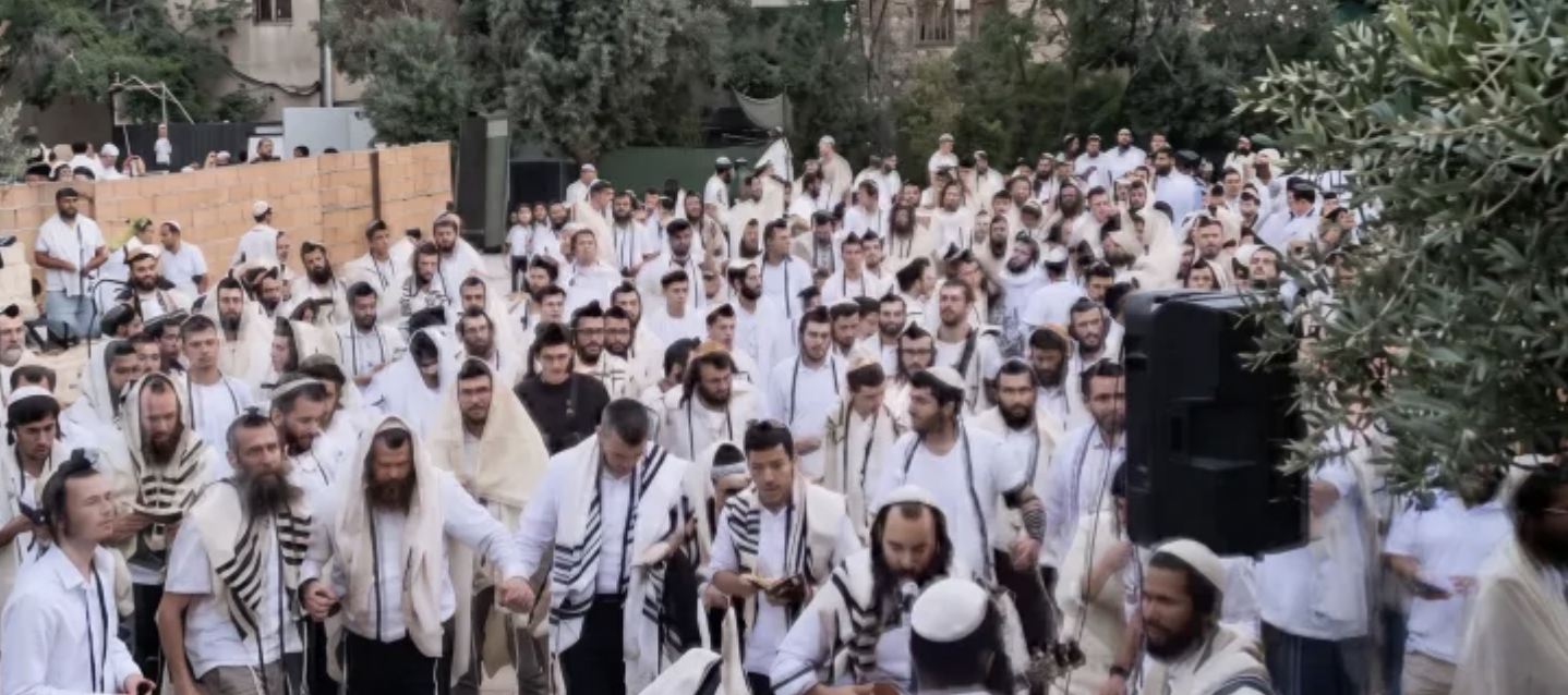 إسرائيليون يمينيون يحتفلون قرب باب الأسباط وقيود مشددة على دخول الأقصى