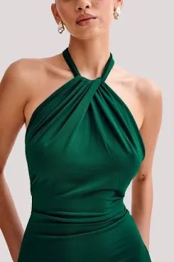 فستان Halter Neck نجم الصيف