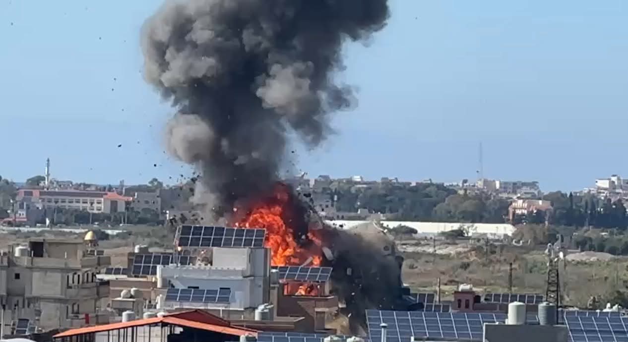 طيران الاحتلال يقصف مبنى في مخيم "الرشيديّة" للاجئين الفلسطينيين في مدينة صور، جنوب لبنان.