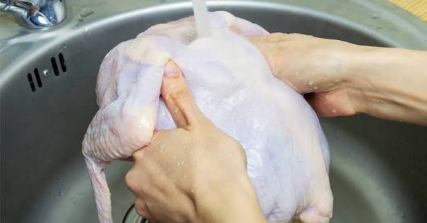 غسل الدجاج النيء عادة خاطئة وخطرة