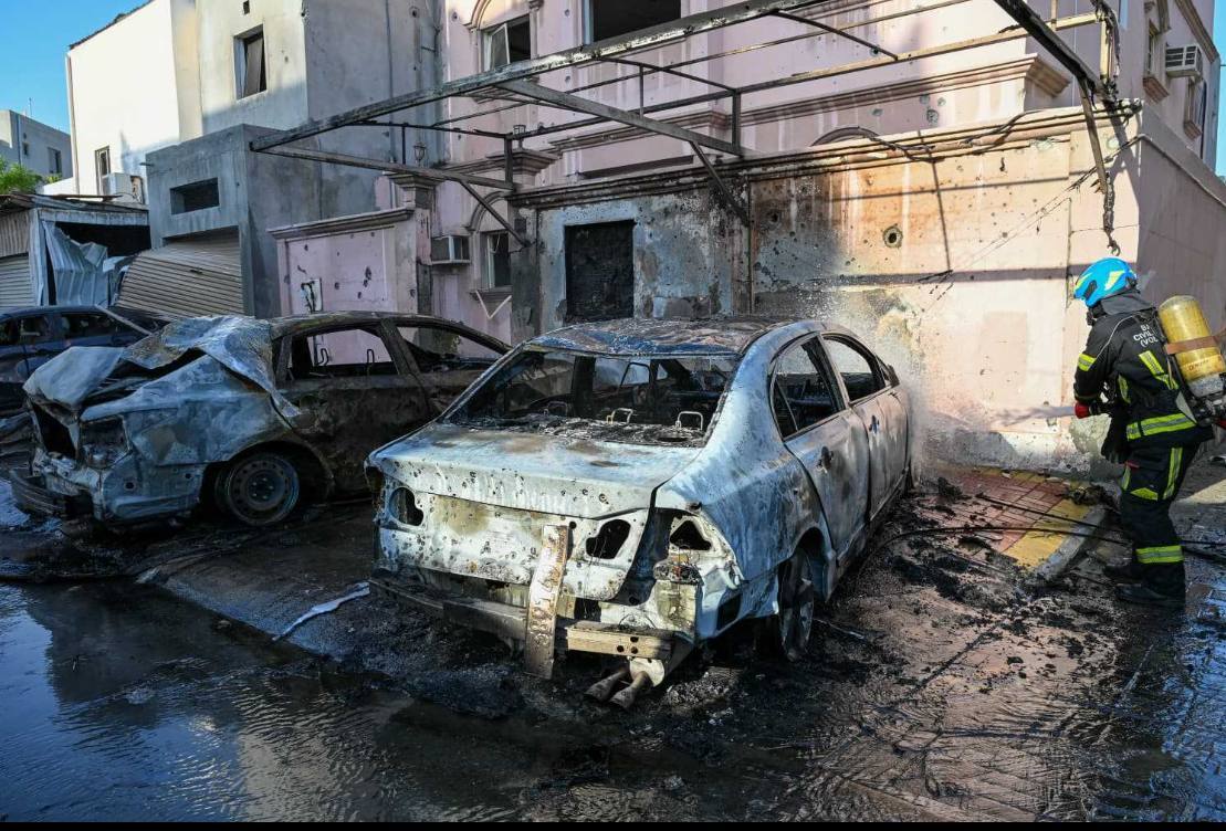البحرين: إصابة طفلة واحتراق مركبات إثر سقوط شظايا مسيرات إيرانية