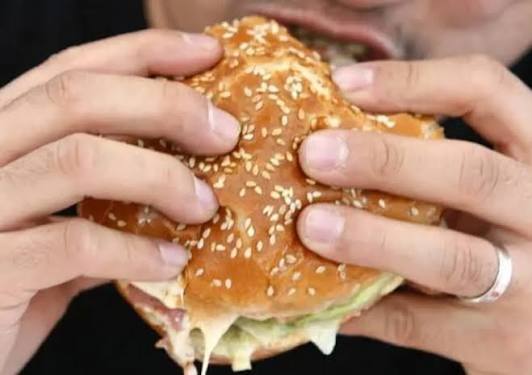 الأكل السريع يرفع سكر الدم بشكل مفاجئ