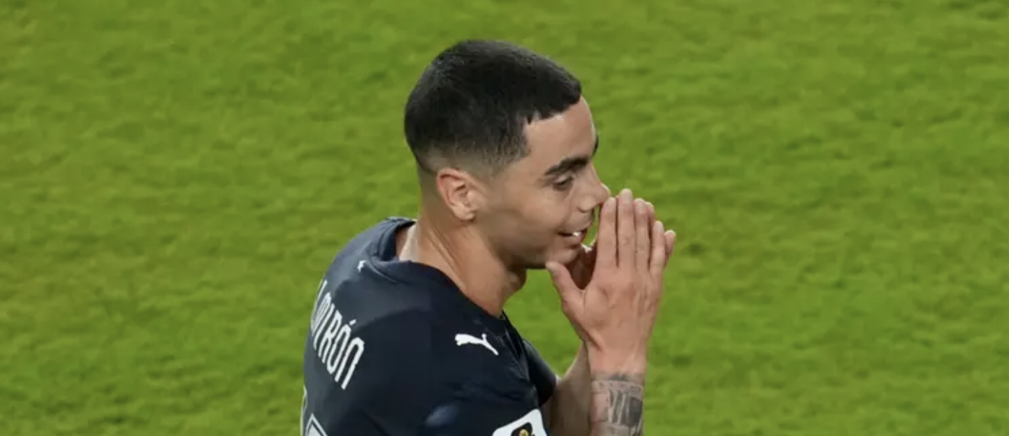 نسي القاعدة الجديدة.. أول طرد في كأس العالم بسبب تغطية الفم