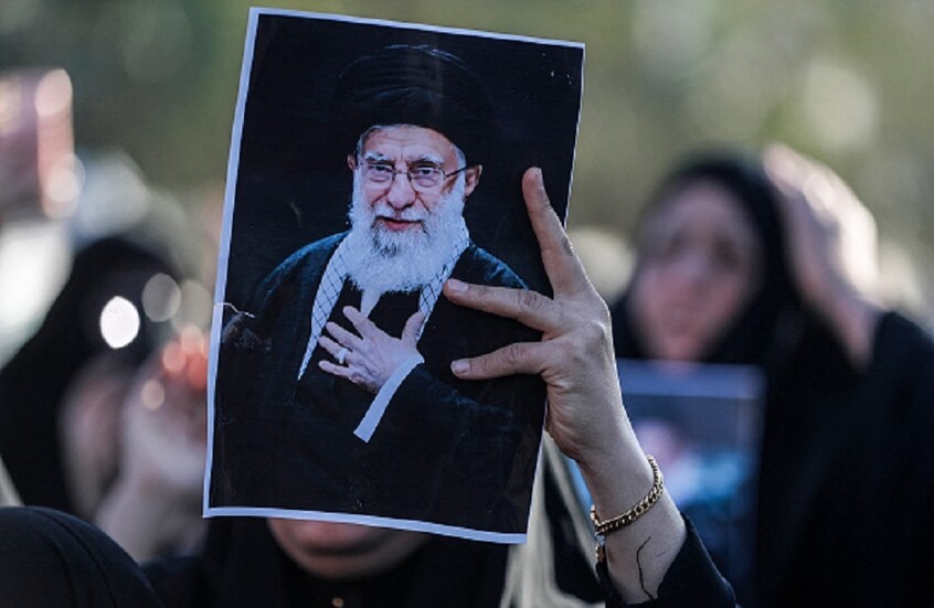 بحضور أفراد عائلته.. تفاصيل تشييع المرشد السابق علي خامنئي في إيران والعراق