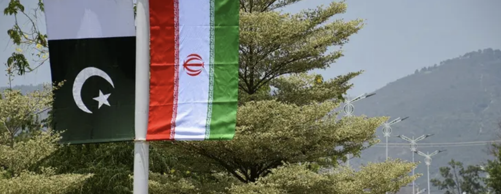 بعد محادثات سويسرا.. بزشكيان يصل باكستان مع عراقجي