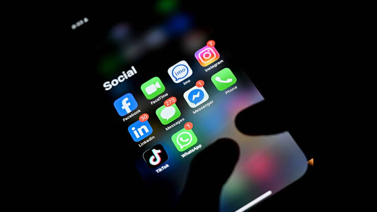 قيود عالمية على وسائل التواصل للمراهقين
