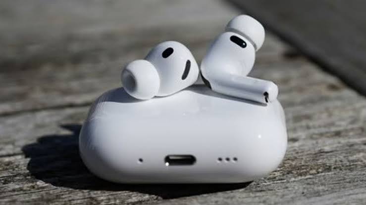 أبل تُعيد تعريف الصوت.. AirPods تتحول إلى أداة خارقة بذكاء غير مسبوق