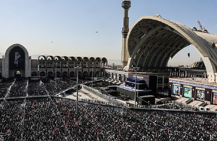 في يومها الثاني.. ملايين المشيعين يؤدون صلاة الجنازة على خامنئي وعائلته في طهران
