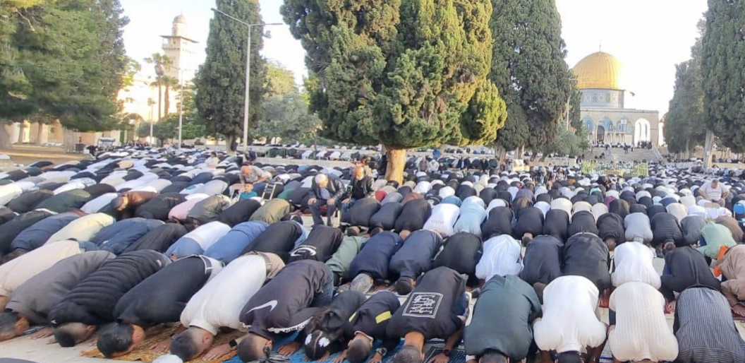 70 ألفا يؤدون صلاة الجمعة في المسجد الأقصى