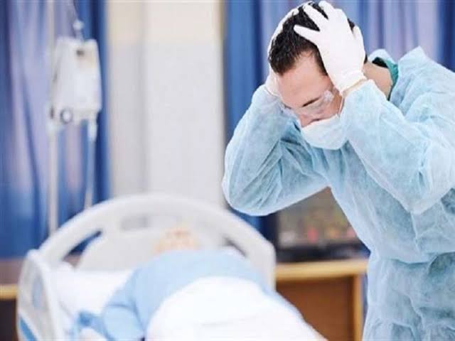 منشفة منسية داخل بطن مريضة