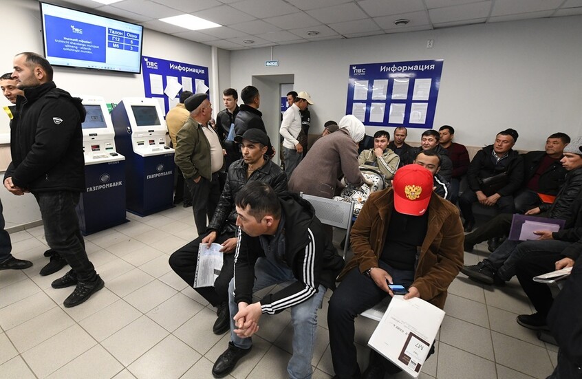 بوتين يوقع على حزمة قوانين تخص العمالة الوافدة