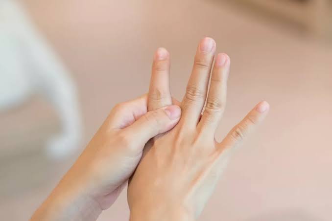 تيبّس اليدين صباحًا.. علامة مبكرة لمشكلات صحية