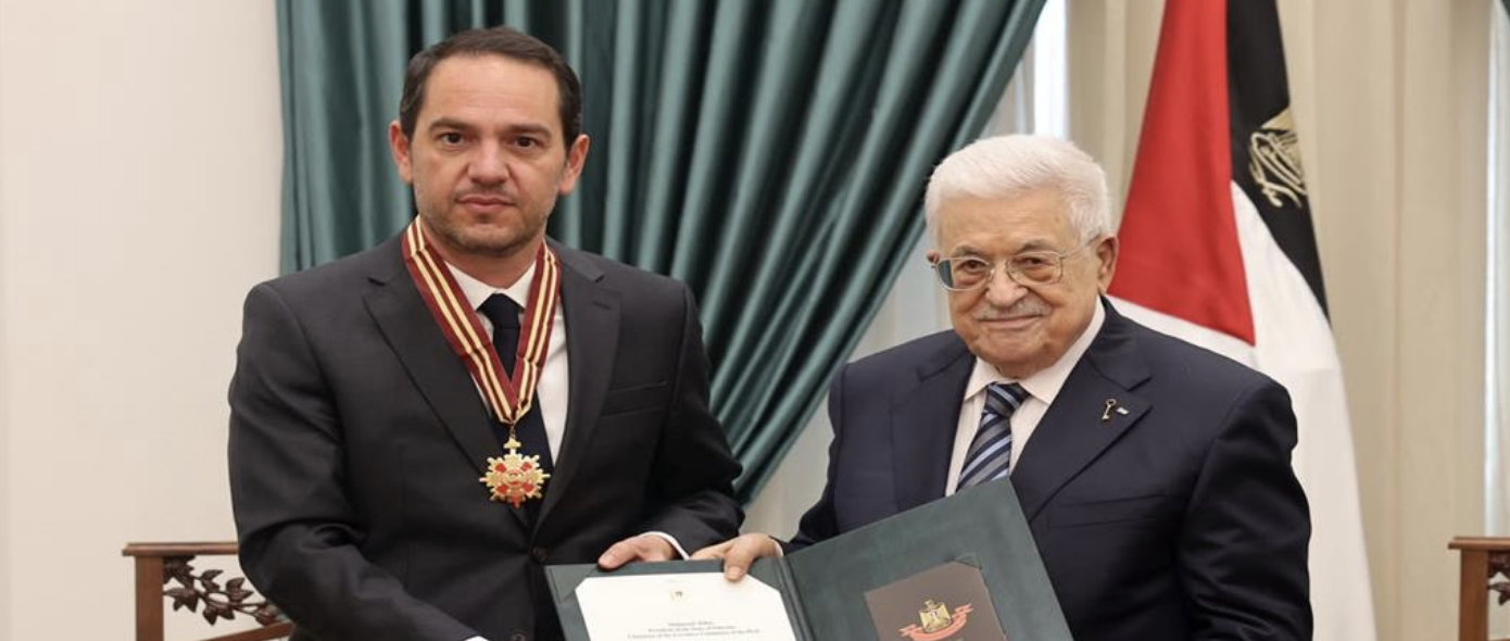 الرئيس يمنح القنصل الفرنسي العام نجمة القدس من وسام القدس